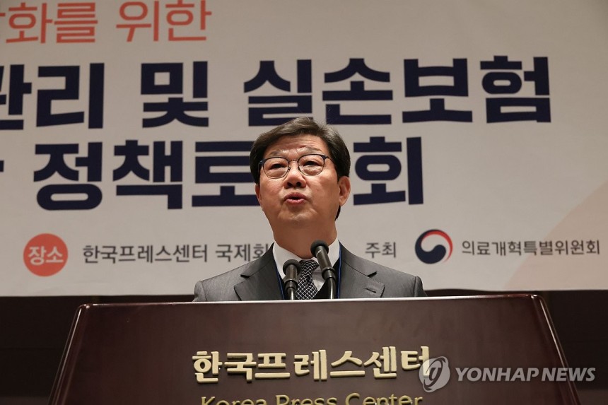 인사말 하는 노연홍 의료개혁특별위원회 위원장 (서울=연합뉴스) 이정훈 기자 = 노연홍 의료개혁특별위원회 위원장이 9일 서울 중구 한국프레스센터에서 열린 의료체계 정상화를 위한 비급여 관리 및 실손보험 개혁방안 정책토