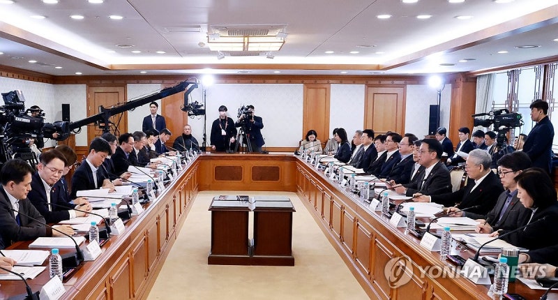 최상목 권한대행, 사회분야 <b>주요 현안 해법</b>회의 주재