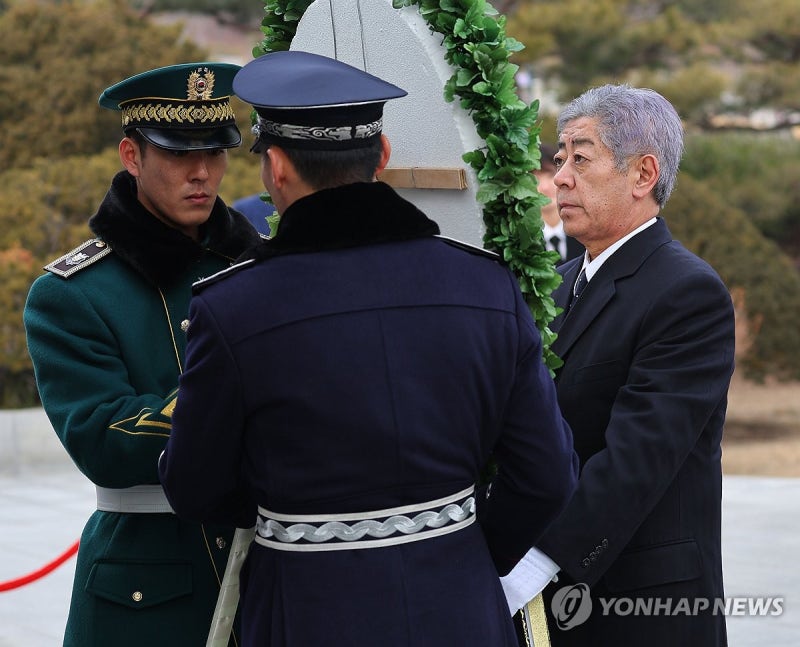 헌화하는 <b>이와야 다케시</b> 일본 <b>외무상</b>
