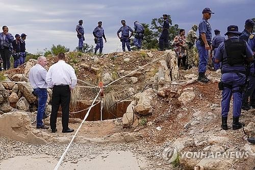 남아공 폐금광의 비극…불법채굴꾼 수백명 갇히고 100여명 숨져