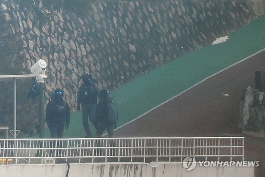 한남동 관저 순찰하는 경호처 직원
(서울=연합뉴스) 신현우 기자 = 고위공직자범죄수사처(공수처)가 윤석열 대통령에 대한 체포영장을 재발부받은 지 일주일을 맞은 13일 오전 서울 용산구 한남동 대통령 관저에서 경호처 