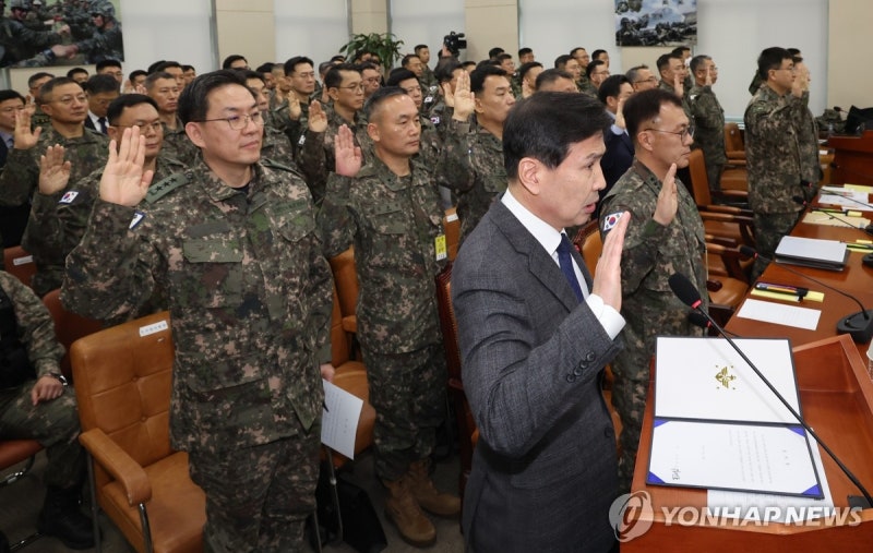 '<b>내란 혐의 국조 특위</b>'서 선서하는 군 관계자들