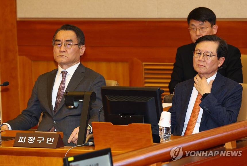 첫 변론기일 출석한 윤 대통령 측 변호인단 (서울=연합뉴스) 이진욱 기자 = 윤석열 대통령 측 변호인단인 배보윤(왼쪽), 윤갑근 변호사가 14일 서울 종로구 헌법재판소에서 열린 윤석열 대통령 탄핵심판 사건 첫 변론기