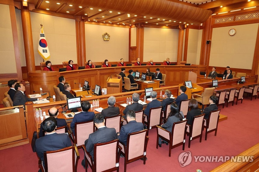 윤석열 대통령 탄핵심판 첫 변론기일 (서울=연합뉴스) 이진욱 기자 = 문형배 헌법재판소장 권한대행을 비롯한 헌법재판관들이 14일 서울 종로구 헌법재판소에서 열린 윤석열 대통령 탄핵심판 사건 첫 변론기일에 참석해 있다