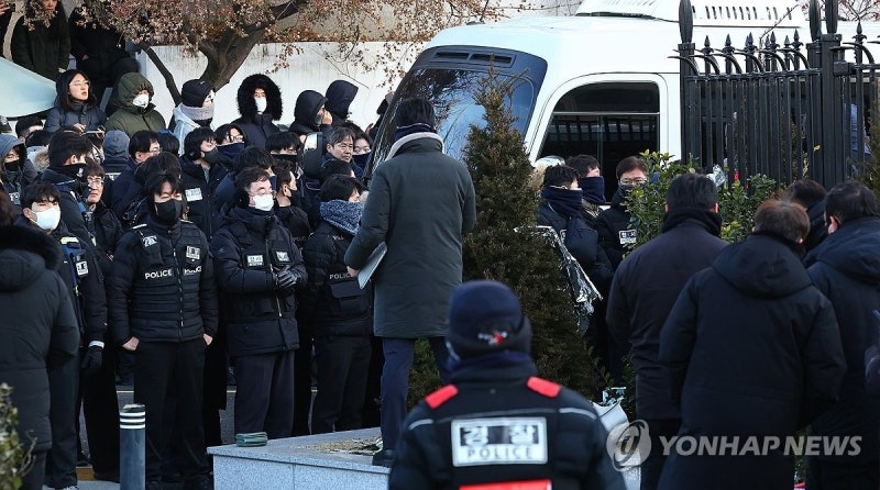 <b>공수처</b> "尹<b>체포영장</b> 집행 조율 중…현재 자진출석 고려 않아"