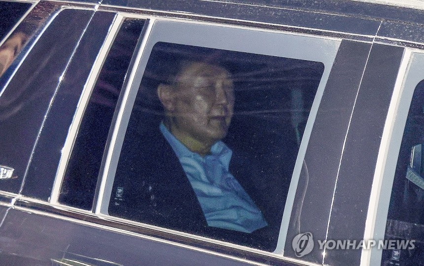 ソウル拘置所向かうユンソックヨル大統領<br />
(議旺=連合ニュース) キム･ソンミン記者 = 内乱親分と職権乱用権利行事邪魔疑いを受けるユンソックヨル大統領が 15日午後高位公職者犯罪捜査先の調査を終えた後車に乗って京畿道議旺市西