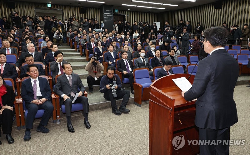 與 '<b>계엄특검법</b>' <b>당론 발의</b>키로…"최악 야당 법보다 차악이 낫다"