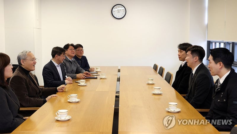 <b>유승민</b> 신임 대한<b>체육회장 당선</b>인과 면담하는 유인촌 장관