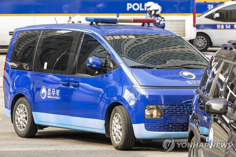 尹 <b>구속</b>심사 약 5시간 만에 종료…구치소로 돌아가 결과 대기