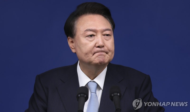 [3보] '내란 혐의' 윤 <b>대통령 구속</b>…법원 "증거인멸 염려"