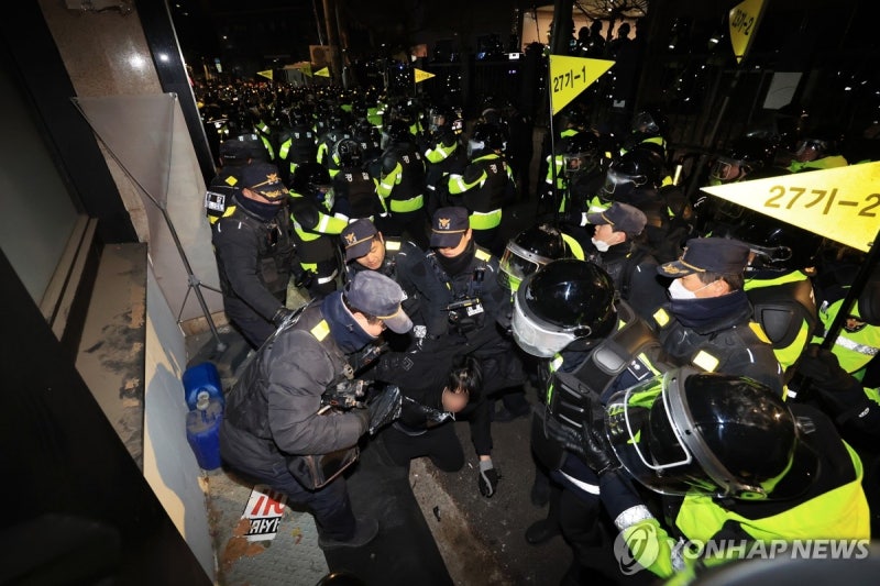 대<b>법원</b> "시위대 <b>서부지법 난입</b>, 법치주의 부정…엄중한 책임"