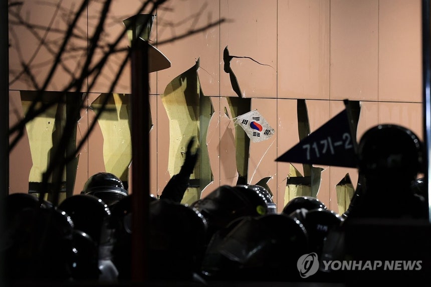 외벽 파손된 서부지법(서울=연합뉴스) 신현우 기자 = 윤석열 대통령이 내란 우두머리 혐의로 구속되자 일부 지지자들이 서울 마포구 서울서부지방법원에 난입한 19일 오전 서부지법 외벽 등이 파손돼 있다. 2025.1.