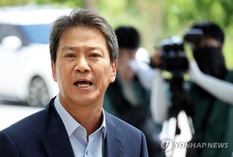 <b>임종석</b> "<b>이재명</b>만 바라보는 <b>민주당</b>은 국민 신뢰 얻을 수 있나"