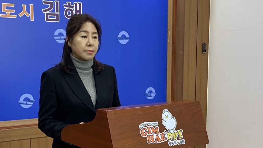 기자회견 하는 김해시의회 이미애 의원  (김해=연합뉴스) 최병길 기자 = 