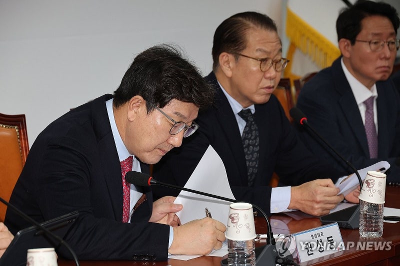 與 "<b>이재명</b>, 본인 생존 위해 나라 <b>선거법</b> 바꿔 달라는 것"
