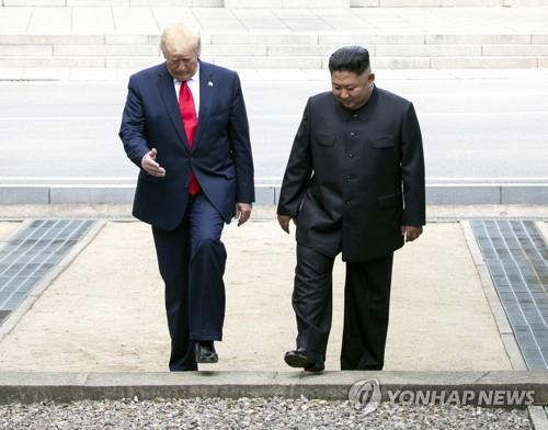 2019년 6월 판문점서 김정은과 만나는 트럼프 [연합뉴스 자료사진]