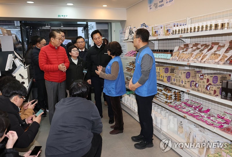 서울역<b>쪽방촌</b> 온기창고 <b>방문</b>한 <b>권영세</b>-<b>오세훈</b>