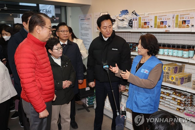 서울역<b>쪽방촌</b> 온기창고 <b>방문</b>한 <b>권영세</b>-<b>오세훈</b>
