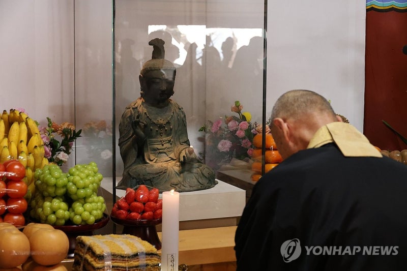 <b>서산 부석사</b>에 공개된 <b>불상</b>에 예 갖추는 간논지 전 주지