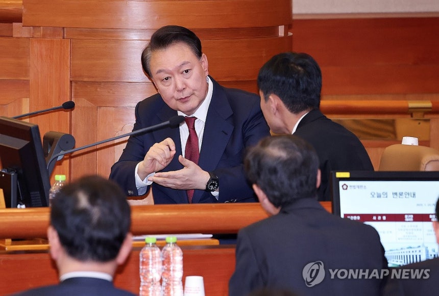 윤석열 대통령 탄핵심판 4차 변론 출석
(서울=연합뉴스) 윤석열 대통령이 23일 서울 종로구 헌법재판소에서 열린 탄핵심판 4차 변론에 출석해 변호인단과 대화하고 있다. 2025.1.23 [사진공동취재단] photo@