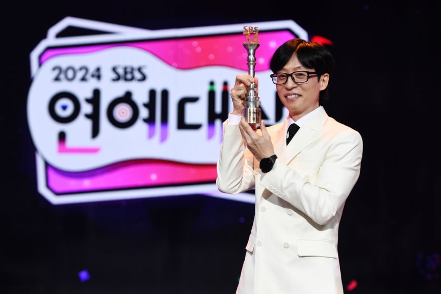 2024 SBS 연예대상 받은 유재석 [SBS 제공. 재판매 및 DB 금지]