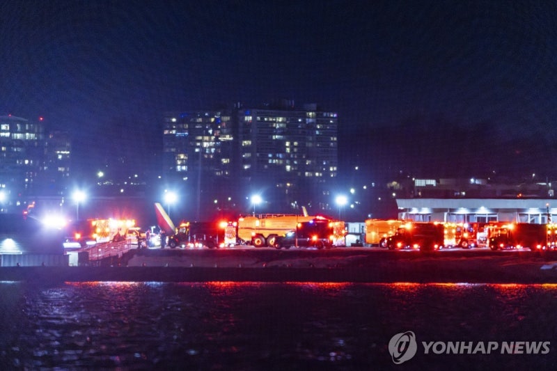 美워싱턴 인근서 <b>여객기</b>와 軍<b>헬기 충돌</b>·추락…"사상자 미확인"
