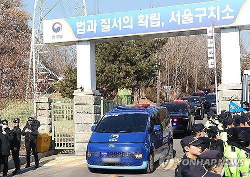 서울구치소 나서는 윤석열 대통령 호송 차량 행렬 (의왕=연합뉴스) 김성민 기자 = 헌법재판소에서 윤석열 대통령의 탄핵심판 4차 변론이 예정된 23일 경기 의왕시 서울구치소에서 윤 대통령이 탄 법무부 호송차량