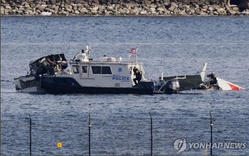 美<b>여객기</b>·<b>헬기 충돌</b>로 67명 전원 사망…당국,블랙박스 분석착수(종합2...