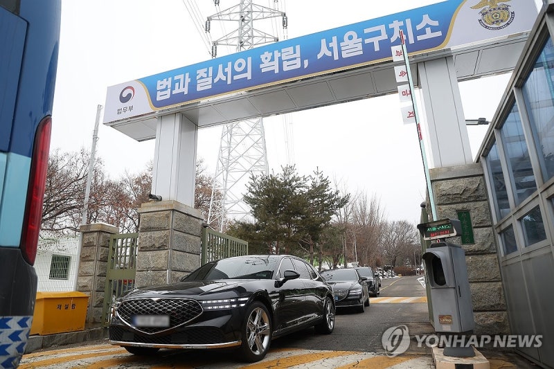 尹, <b>참모</b>들과 구치소 <b>접견</b>…"의기소침 말고 최선 다하라"(종합)