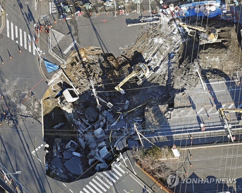 日수도권 <b>싱크홀</b>, 폭 40ｍ·깊이 15ｍ로 커져…<b>운전자</b> 구조 난항