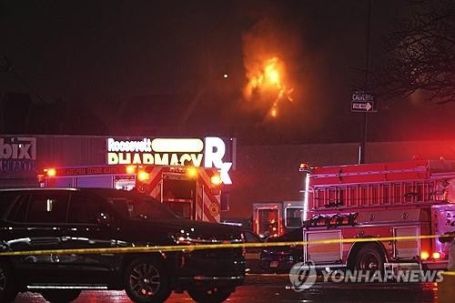 美<b>필라델피아</b> 번화가에 소형<b>항공기 추락</b>…화염 솟구쳐