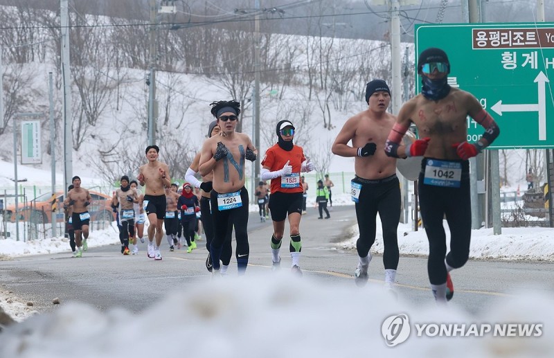 눈 쌓인 <b>대관령</b> 달리는 마라토너들