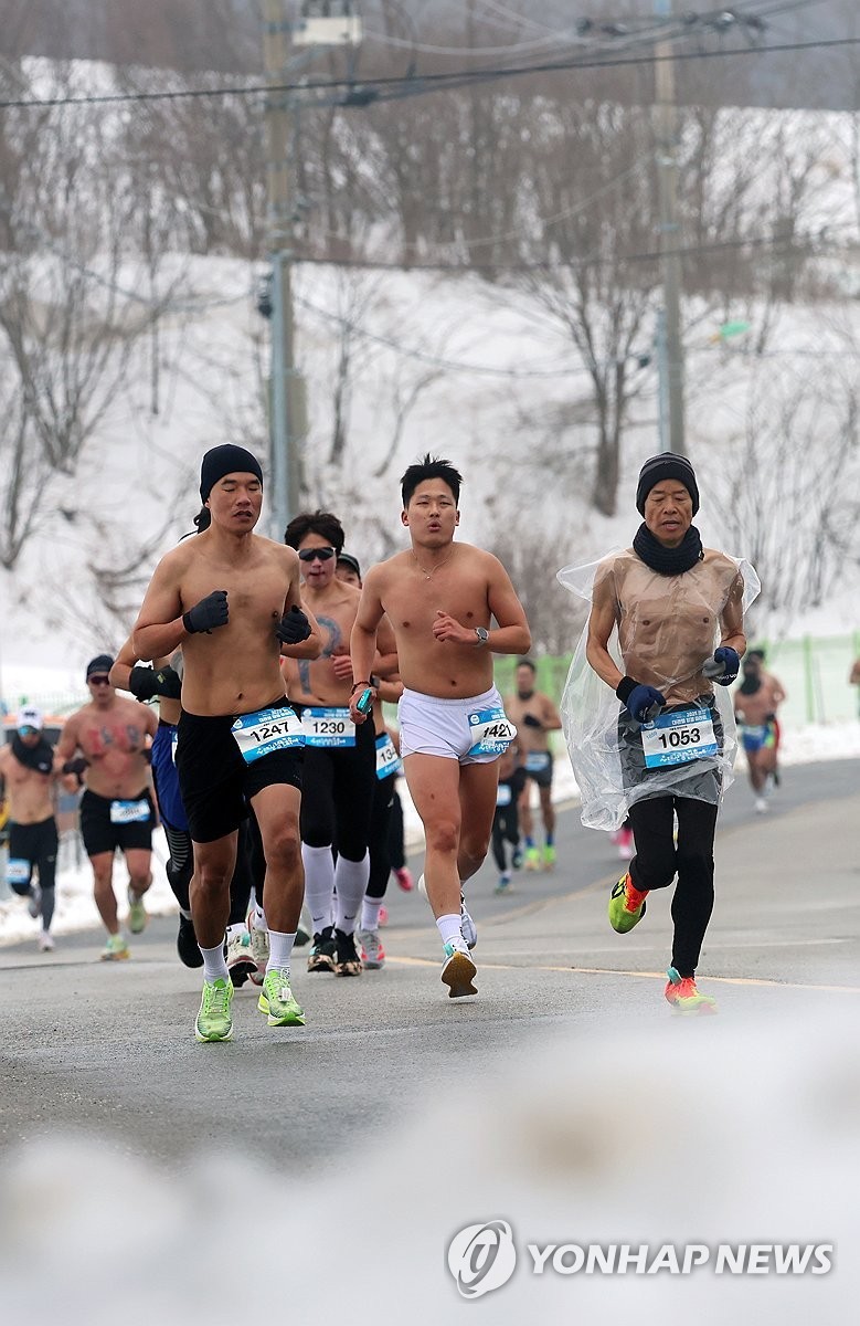 눈 쌓인 <b>대관령</b> 달리는 마라토너들