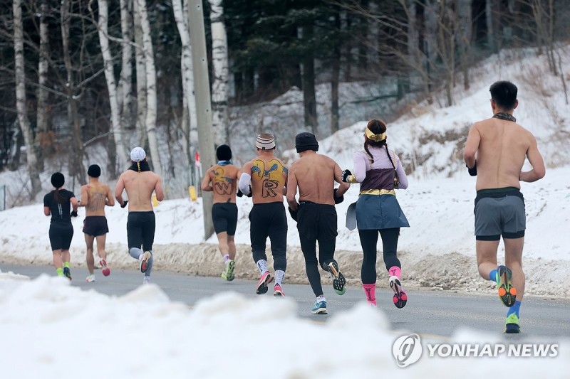 <b>알몸</b>으로 눈 쌓인 <b>대관령</b> 달린다