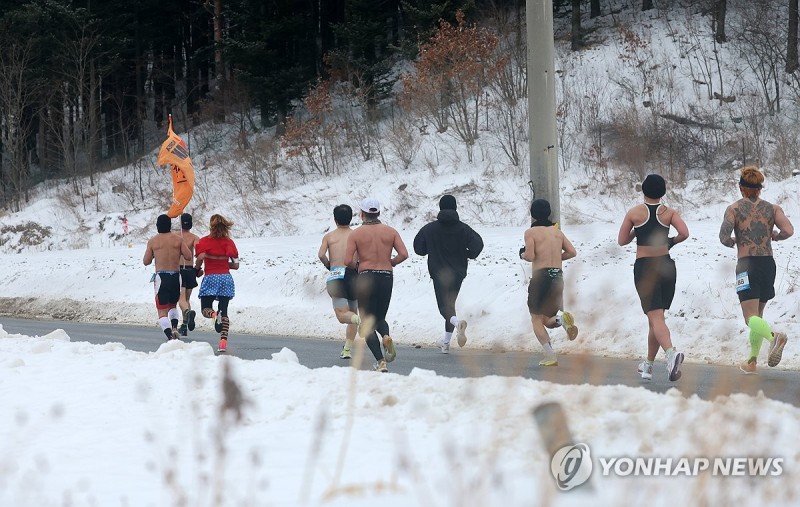 <b>알몸</b>으로 눈 쌓인 <b>대관령</b> 달린다