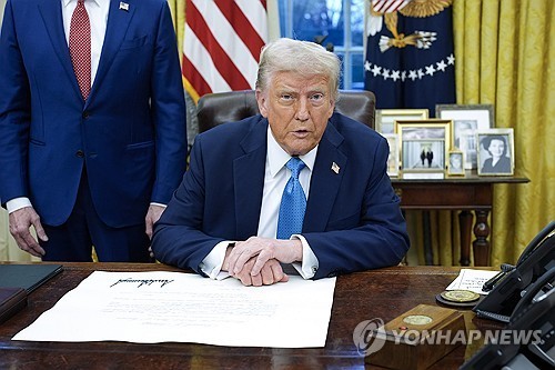 행정명령 서명하는 트럼프 [UPI 연합뉴스 자료사진. 재판매 및 DB 금지]
