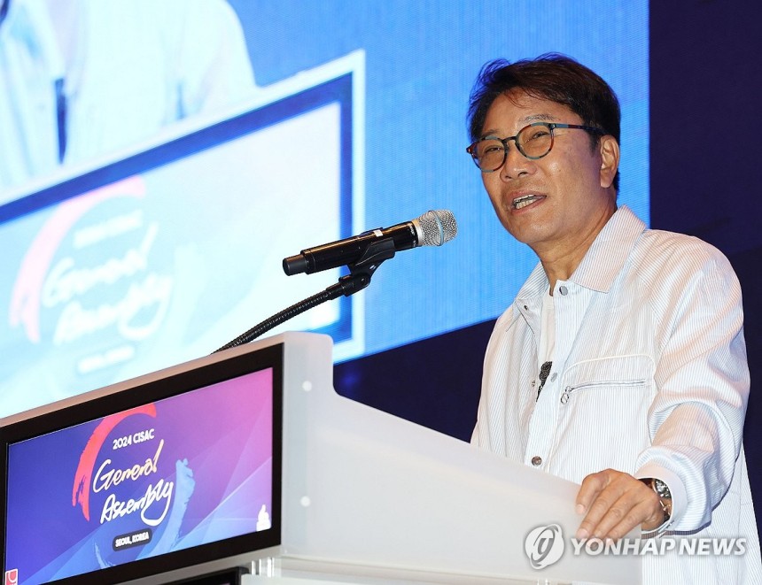 케이팝 특별 기조연설자로 나선 이수만 (서울=연합뉴스) 이지은 기자 = 이수만 전 SM엔터테인먼트 총괄 프로듀서가 2024년 5월 30일 오전 서울 여의도 콘래드호텔에서 열린 국제저작권관리단체연맹 세계총회에서 기조연