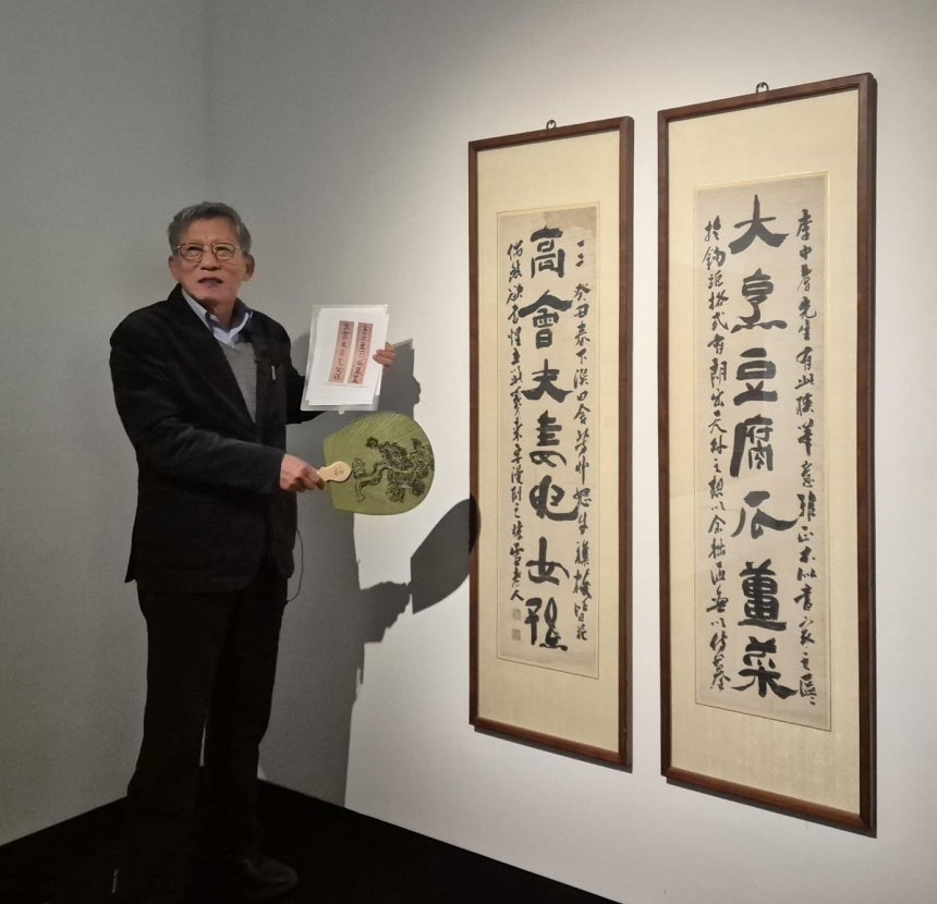 (서울=연합뉴스) 황희경 기자 = 유홍준 명지대 석좌교수가 4일 서울 강남구 삼성동 S2A갤러리에서 시작한 '필(筆)과 묵(墨)의 세계: 3인의 거장'전에서 추사 김정희의 '대팽고회' 작품을 설명하고 있다. 2025