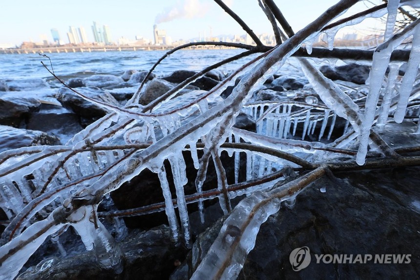 한파에 얼어붙은 한강변(서울=연합뉴스) 이정훈 기자 = 전국 대부분 지역에 한파특보가 내려진 4일 서울 영등포구 여의도 한강 주변에 얼음이 얼어있다. 2025.2.4 uwg806@yna.co.kr