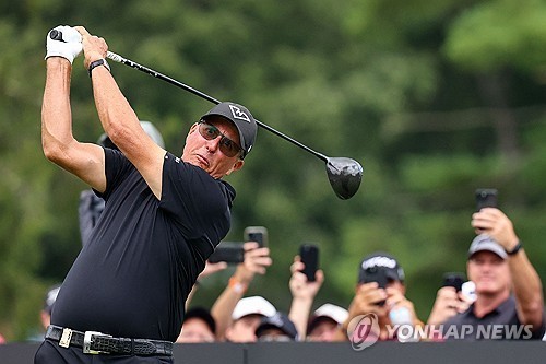 미컬슨, 어깨 부상으로 LIV 골프 개막전 불참