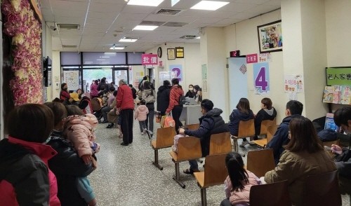 독감 백신 접종 순서를 기다리는 대만인들 [대만 중앙통신사 캡처. 재판매 및 DB 금지]