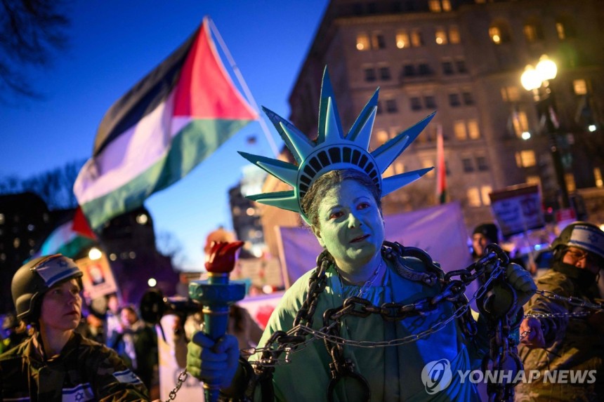 백악관 앞에서 시위를 벌이는 활동가 (워싱턴DC AFP=연합뉴스) 4일(현지시간) 도널드 트럼프 미국 대통령과 베냐민 네타냐후 이스라엘 총리의 정상회담이 진행된 워싱턴DC 백악관 인근에서 자유의 여신상 분장을 한 활