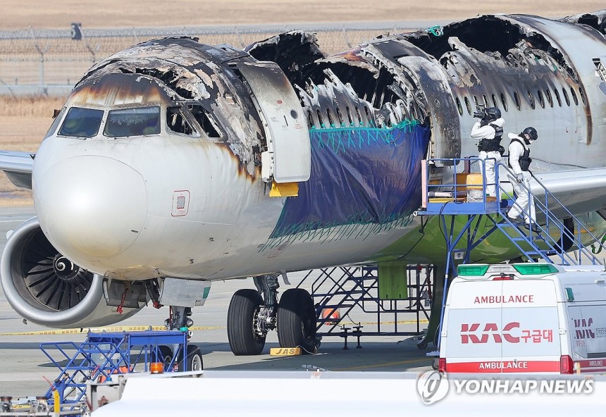 에어부산 합동감식 (부산=연합뉴스) 손형주 기자 = 3일 오전 부산 강서구 김해국제공항 에어부산 화재현장에서 국토부 항공철도사고조사위원회와 프랑스 항공사고조사위원회, 경찰, 소방 등이 합동감식을 진행하고 있다. 20