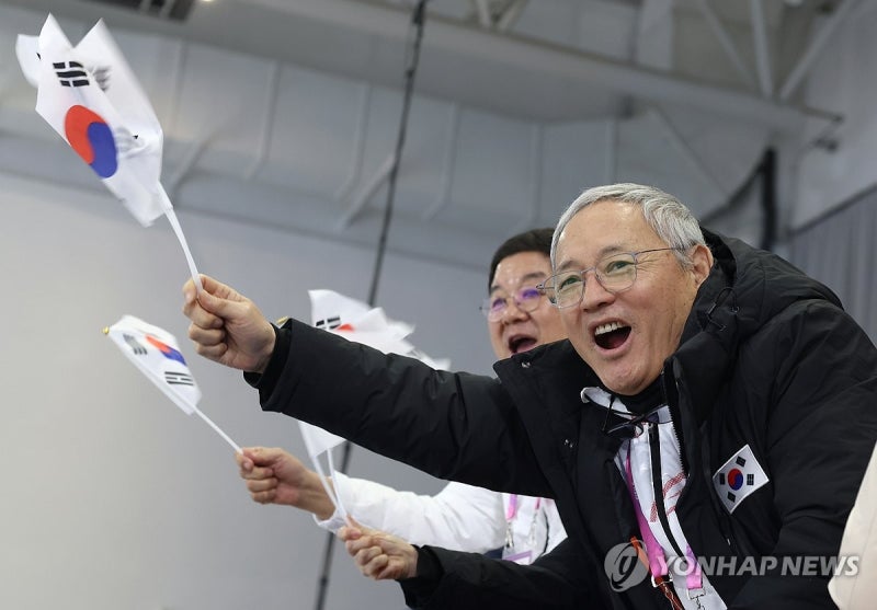 <b>응원</b>하는 <b>유인촌 장관</b>