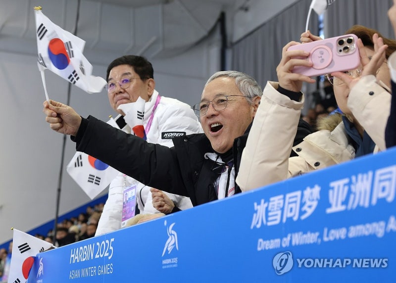 <b>응원</b>하는 <b>유인촌 장관</b>