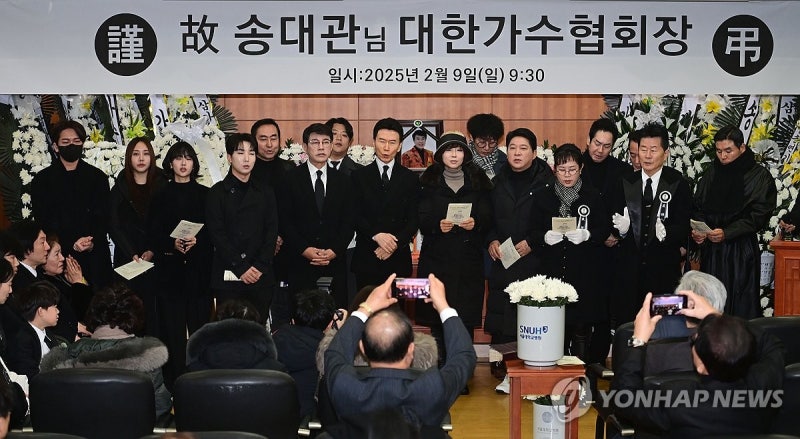 故<b>송대관</b> 눈물의 <b>영결식</b>…태진아 "잘가 영원한 나의 라이벌"