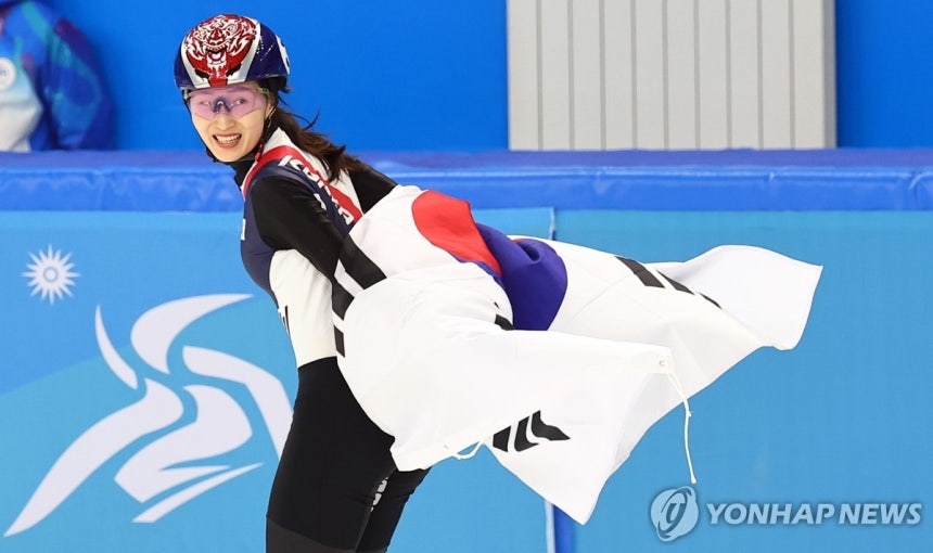 최민정, 금빛 활짝 (하얼빈=연합뉴스) 서대연 기자 = 9일 중국 하얼빈 헤이룽장 빙상훈련센터에서 열린 동계아시안게임 쇼트트랙 여자 1000m 결승에서 우승한 최민정이 태극기 세리머니를 하고 있다. 2025.2.9