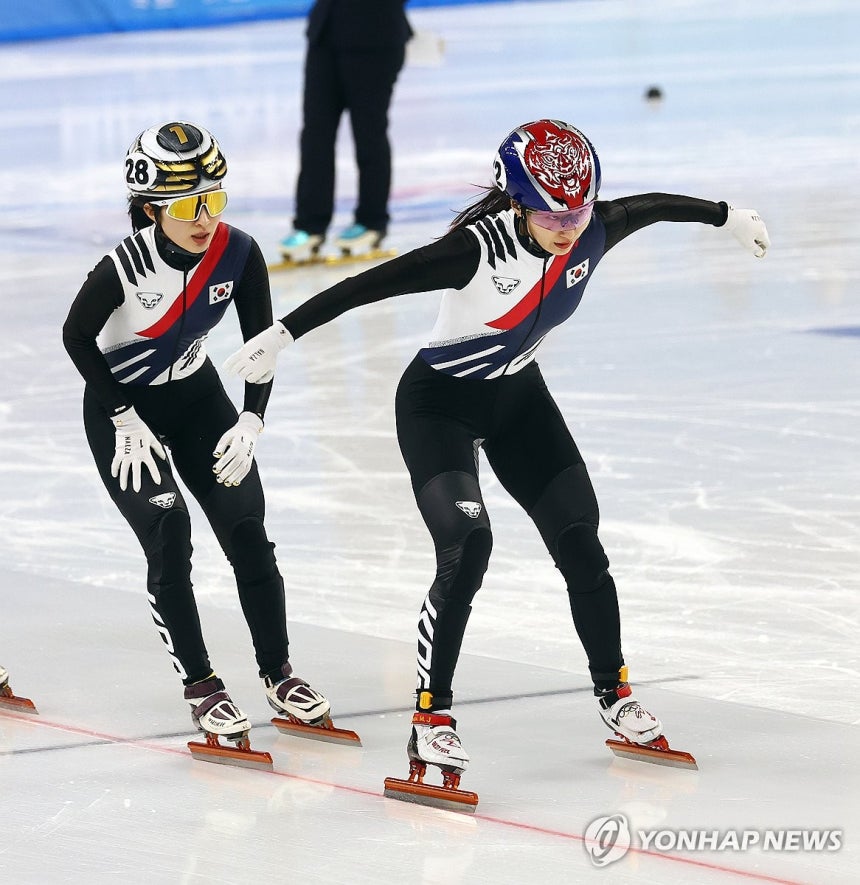 가장 먼저 결승선 통과하는 최민정 (하얼빈=연합뉴스) 서대연 기자 = 9일 중국 하얼빈 헤이룽장 빙상훈련센터 다목적홀에서 열린 하얼빈 동계아시안게임 쇼트트랙 여자 1000m 결승에서 최민정이 가장 먼저 결승선을 통과