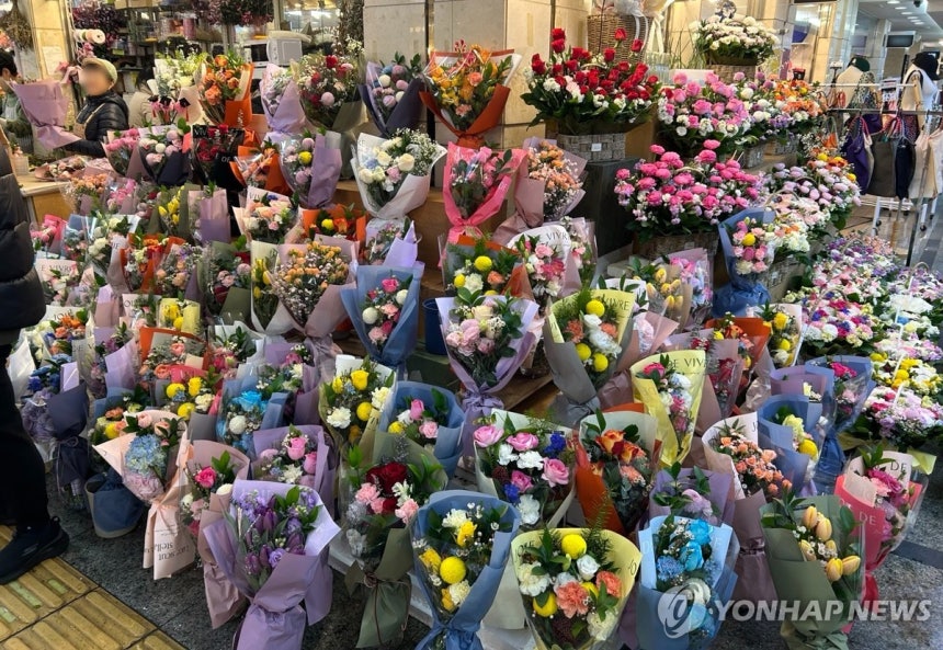 형형색색 꽃다발 지난 7일 서울 고속터미널역의 한 꽃집 앞 매대에 다양한 생화 꽃다발들이 전시돼 있다. 2025.2.9. [촬영 김유진]