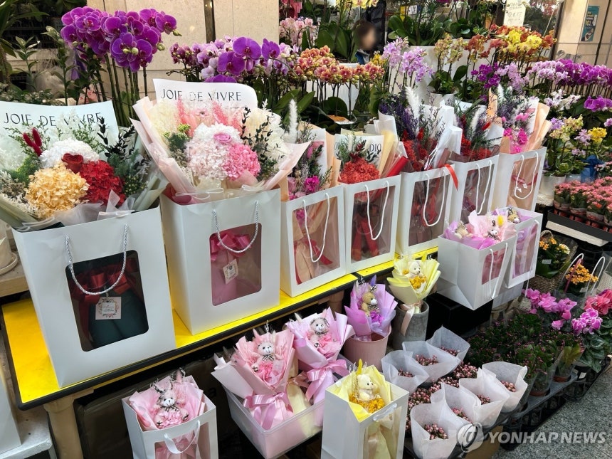 주인을 기다리는 꽃다발들 지난 7일 서울 고속터미널역의 한 꽃집 앞에 인형 꽃다발 등이 포장돼 있다. 2025.2.9. [촬영 김유진]